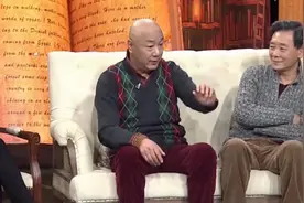 张大礼开车不会开灯，上路被警察亲自示范，太搞笑了视频封面