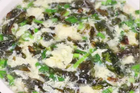 紫菜鸡蛋汤的正确做法，蛋花漂亮又美味，紫菜鲜嫩有营养，特别香