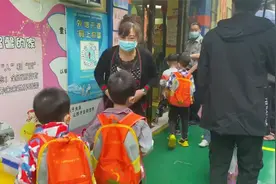 上学迟到，门口校长严阵以待，谁料宝宝这样应对，太聪明了视频封面