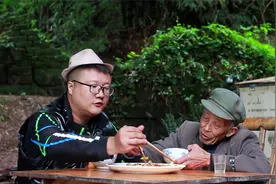 川渝名菜“火爆肥肠”教程来了，大火爆炒12秒，锅里都着了视频封面