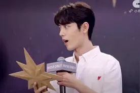 0817肖战直播cut1：模仿小兔子手势好可爱， 摘星星画面好梦幻视频封面