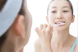 早上刷牙出血是怎么回事？得口腔癌了吗？听听医生怎么说视频封面