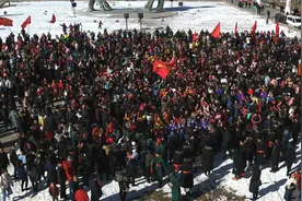 城市街头，女孩突然唱响《我爱你中国》点燃全场热情，祝福祖国视频封面