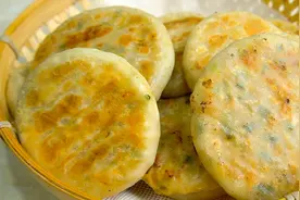 没想到秋葵还能做馅饼，不发面也柔软，薄皮大馅，孩子也能吃2张