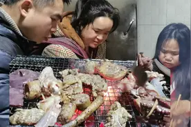 正月就要吃烧烤，腰花烤3分钟，猪尾烤5分钟，苗大姐吃了一身骚味视频封面