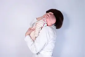 手势不对，拍多久都白费！跟资深月嫂学拍嗝，轻松避免呛奶