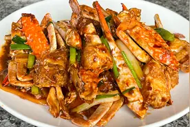 家常香辣炒螃蟹，肉质鲜嫩，香辣美味，吃的满嘴流油太过瘾了