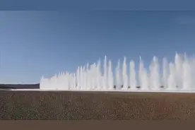 炸江！黑龙江呼玛防凌爆破 激起几十米高冰瀑视频封面