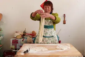 山西拉面最简单家常做法，不用蓬灰不用油，劲道爽滑，出锅很馋人视频封面