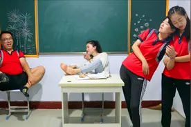 短剧：老师脚太臭，谁知大熊的竟比老师臭100倍，一脱鞋全熏晕了