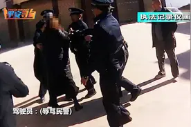 逞一时之快！两女子以身试法辱警阻碍执法被拘留！视频封面