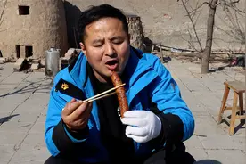 100元买了4斤猪大肠，中间插上大葱，木炭上烤着吃，蕉香四溢视频封面