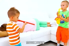 妈妈正在睡觉，男孩用秘密武器叫醒了妈妈，起来后玩的可嗨了视频封面