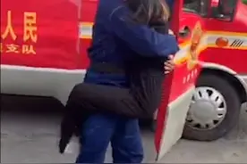 满屏的狗粮！消防员抗洪25天后归来 妻子扑上前熊抱丈夫不撒手视频封面