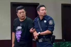 小品：魏翔演警察，垂涎美女劫匪头子非要当人质，结果笑不活了！视频封面