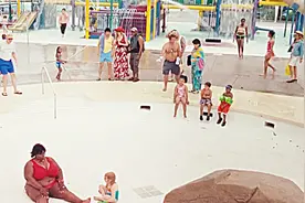 500斤肥婆玩滑梯刹不住，直接飞出去，掉进泳池榨干一池水，喜剧视频封面