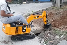 厉害的迷你挖机，看看是否能翘动废旧混凝土视频封面