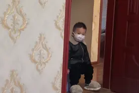 女子阳后腿疼，3岁娃抬来凳子坐门口陪妈妈