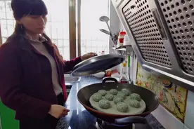 阿英在家凭着自己想象，做了一道清明粑粑，软糯清香，味道还不错视频封面