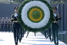 勿忘国耻！仪仗队迈庄严步伐敬献花圈 悼念南京大屠杀遇难同胞视频封面