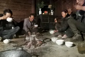 不用桌椅也叫吃饭？云南纳西族的风俗真有趣，全家坐地上吃得真香视频封面
