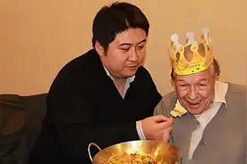因一句承诺，河南小伙将瑞士老人接回中国赡养5年，网友：看哭了视频封面