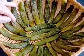 把一大盆黄瓜重压成瓜皮, 保存到冬天吃 艮啾啾的特别好吃