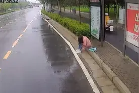 工作碰壁后又丢手机，郑州一女孩刚毕业遭双重打击，雨中哭泣不止视频封面