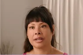 外国女人手臂上长大疙瘩，医生用小刀划开后，疙瘩肉呼之欲出视频封面