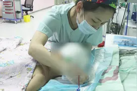 2岁男童不慎摔倒头撞瓷砖生命垂危 8个科室联手跟死神赛跑视频封面