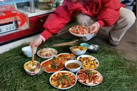 2021年大山年夜饭出炉，小伙家云南十八碗特色菜摆满地，过年真好视频封面