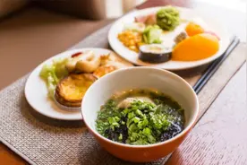 一天两顿饭和一天三顿饭，哪种更健康？一日三餐，哪顿饭更重要？