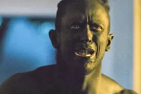 白人小伙歧视黑人，遭到黑人报复，全身上下都被纹成黑皮肤！短片视频封面