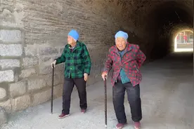 山西一座千年古村，住着几位8旬老人，如同生活在古代视频封面