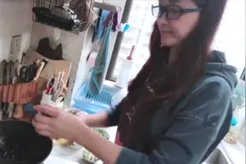 最新，亚姐袁洁仪在广州家里做饭，50岁还是那么美视频封面