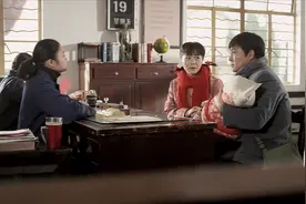 搭错车：退伍军人捡到弃婴，抱着孩子去领证，哪料婚事黄了视频封面