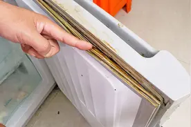 不管冰箱封条多黑多脏，这样一擦就掉，彻底去除霉斑，方法太棒了视频封面