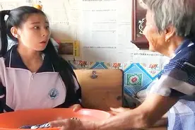 姥姥让雪姐洗衣服，整个过程像是在蹦迪现场，姥姥可看不下去了