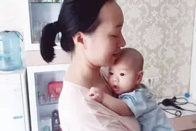 三个月宝宝第一次竖抱，累了就依偎在妈妈怀里休息，暖心一幕！