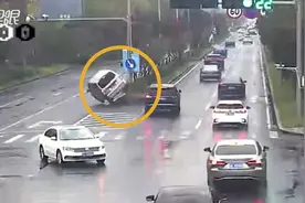 面包车“见缝插针”式野蛮超车 结果被撞后翻进了对向车道视频封面