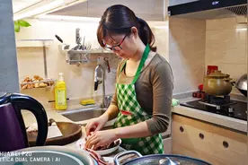 鱼老板免费送的鲮鱼骨，小林居然能做出两道美味的菜