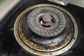 燃气灶用久了脏又黑，试试这样擦一擦，几分钟焕然一新，省事省力视频封面
