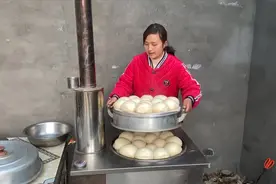 农村媳妇教你在家蒸馒头，怎样快速发面？蒸出来又白又喧软喷香