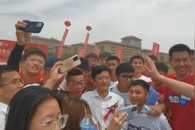 "网红教授"郑强：让孩子眼镜越来越多却经不起风浪的教育是失败的视频封面