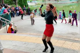 妙妙又来公园卖唱了，载歌载舞一首《拥抱你离去》成为全场焦点！