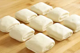 鸡蛋罐饼独特的做法：饼坯像叠被子一样整齐，还能个个鼓大泡