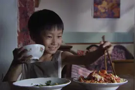 儿子赌气不吃妈妈做的饭，结果妈妈假装睡着了，儿子忍不住去偷吃视频封面