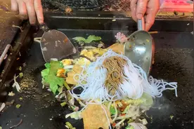 路边小摊叫老板炒个螺蛳粉，又酸又臭又辣味道美滋滋啊视频封面