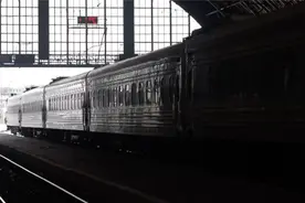 在乌中国留学生讲述撤离经历：火车超载不少，有人眼镜都被挤掉了视频封面