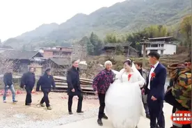 湖南农村一对新人结婚，新娘穿着婚纱迎接宾客进家，有点胖视频封面